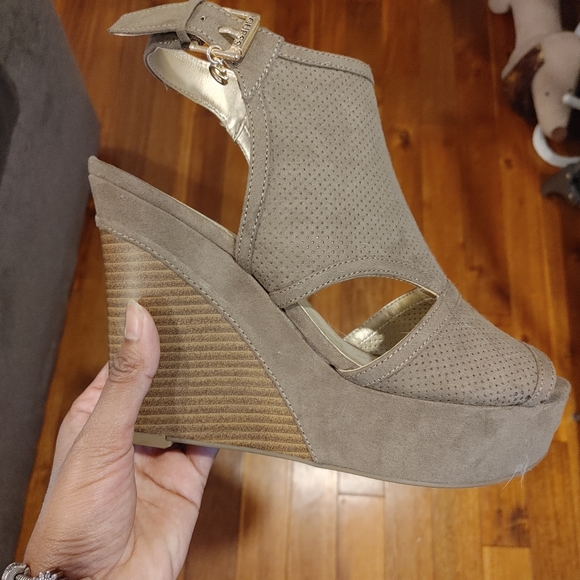 Guess Sarann Cutout Wedges - Picture 5 of 5